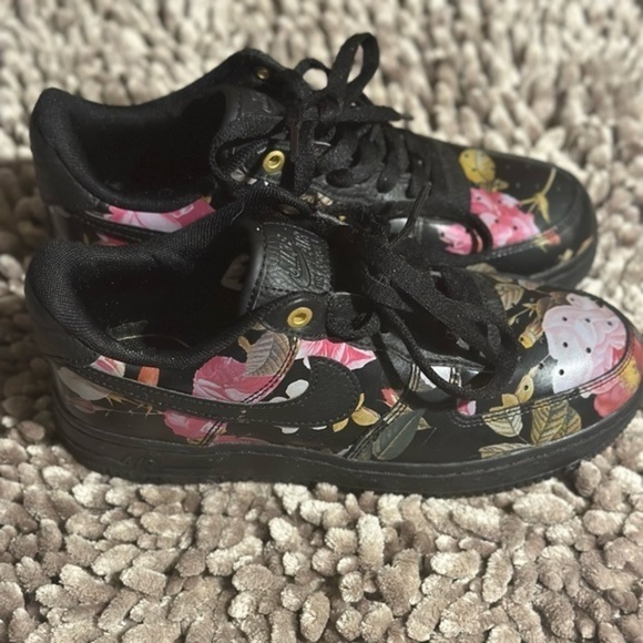 ‼️Sold ‼️ Nike Black Floral Air Force 1 Women’s size 6.5 US - Picture 5 of 7